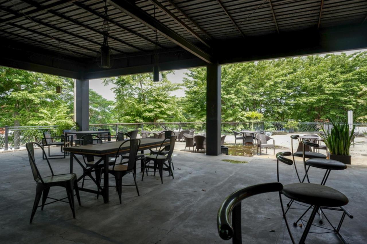 Hotel New Puri Garden Bandara Семаранг Екстериор снимка