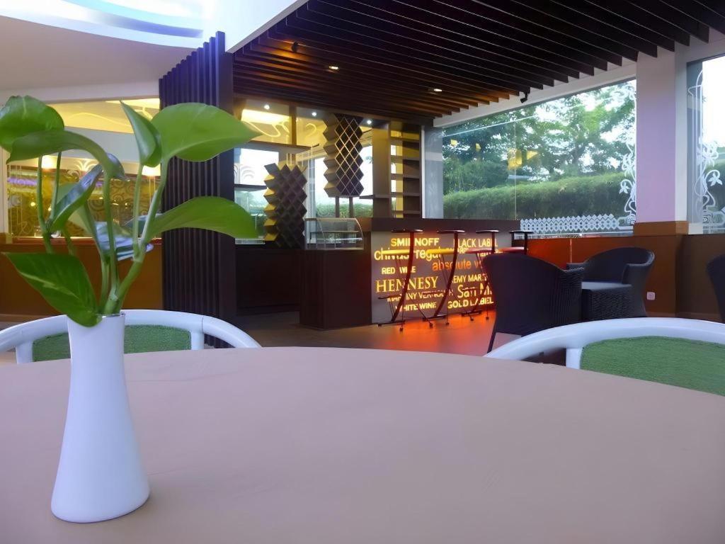 Hotel New Puri Garden Bandara Семаранг Екстериор снимка