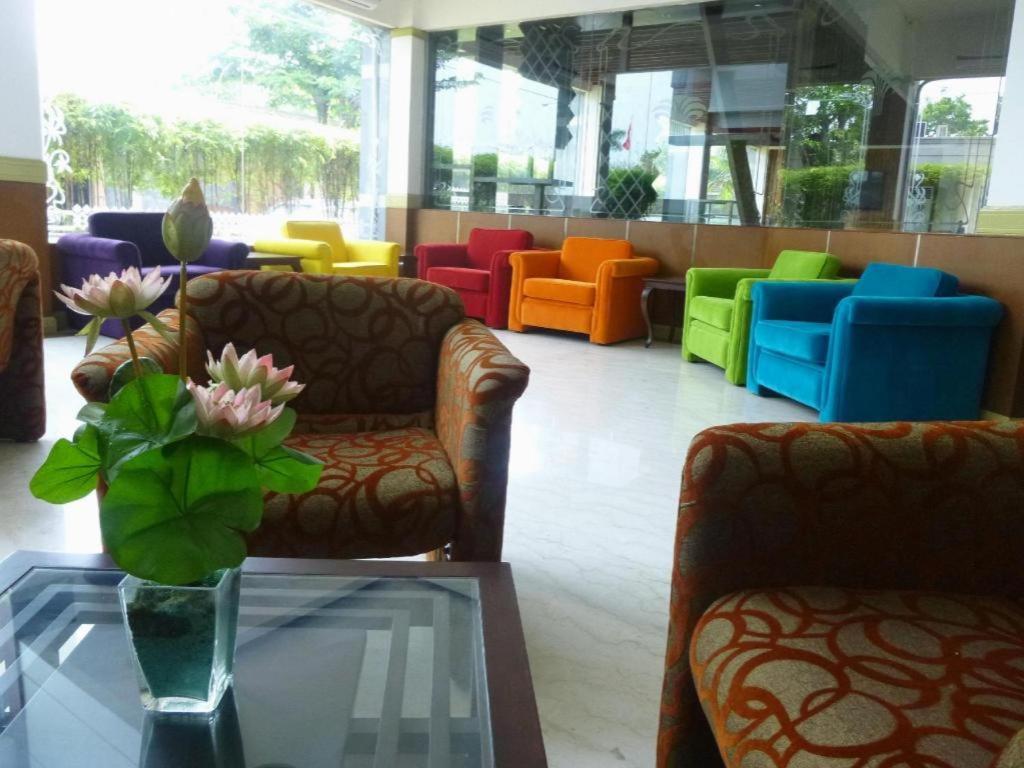 Hotel New Puri Garden Bandara Семаранг Екстериор снимка