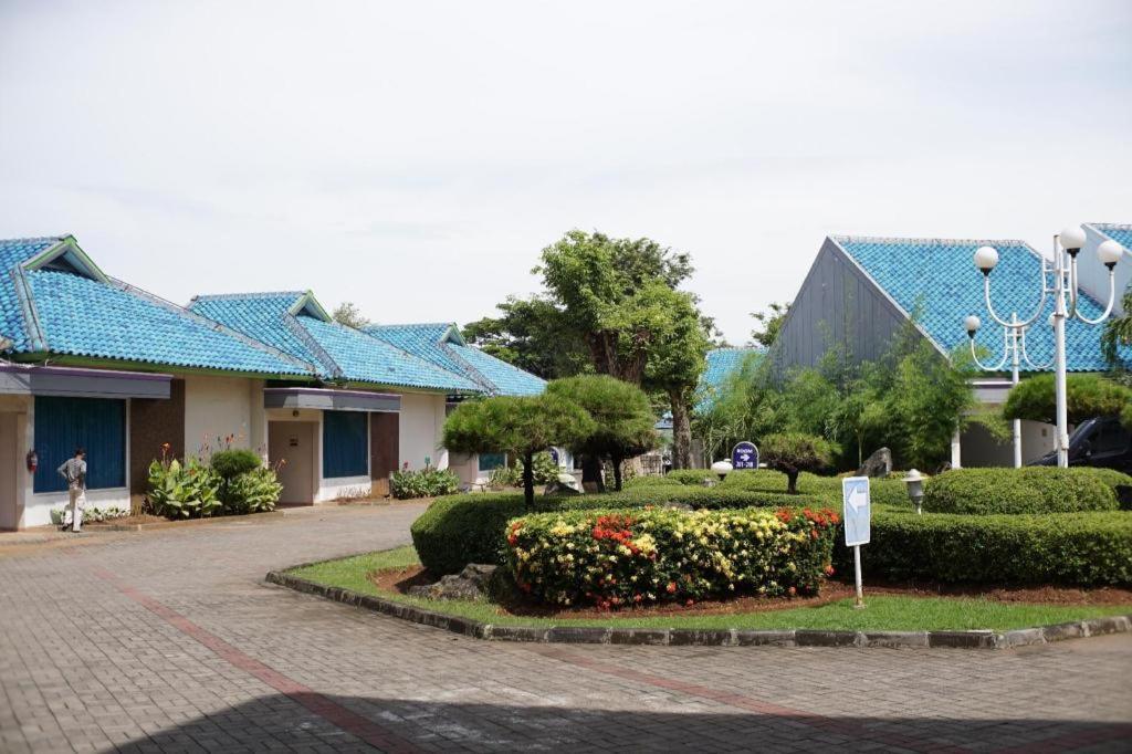 Hotel New Puri Garden Bandara Семаранг Екстериор снимка